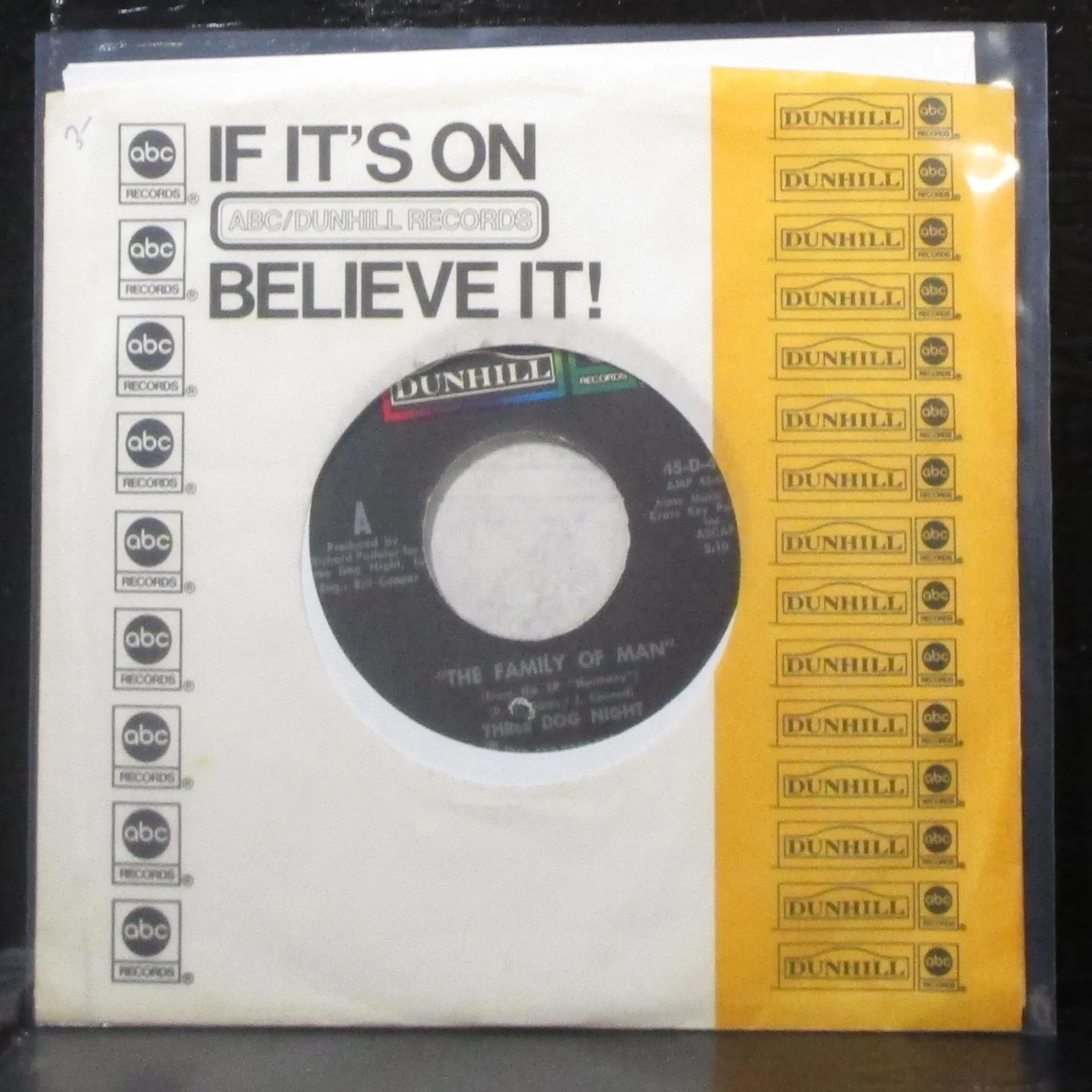 Three Dog Night - The Family Of Man / Going In Circles 7" VG+ Vinyl 45-D-4306